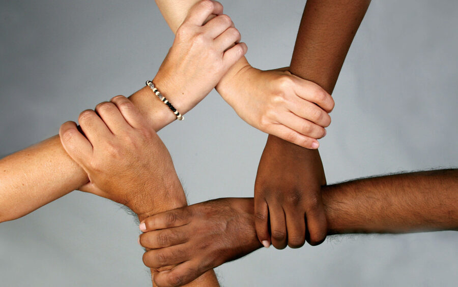 Mani. Braccia. Abbraccio. Unità. Pace. Solidarietà. Forza. Legame. Integrazione. Amicizia.
